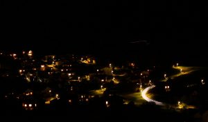 Bild mit beleuchteter Ortschaft
